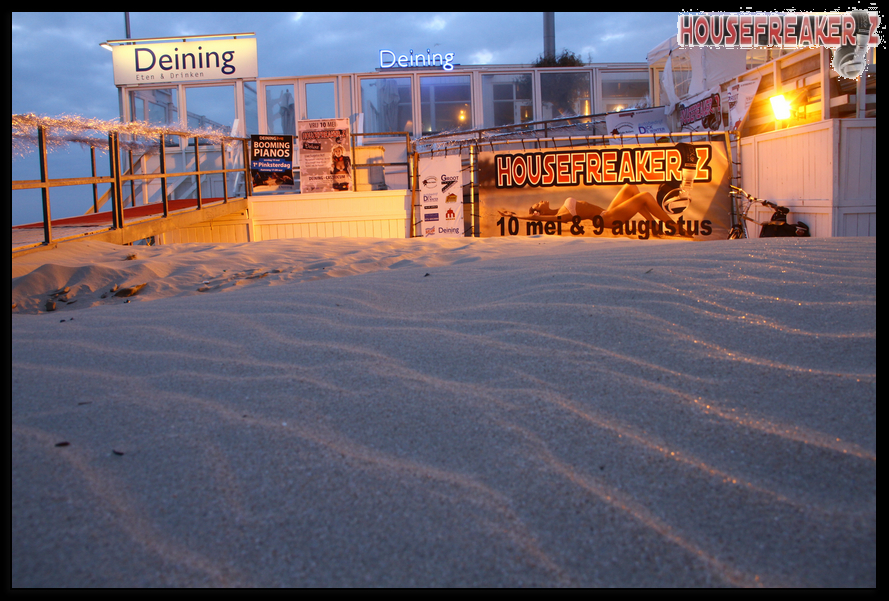 889x601 pixels (709K)